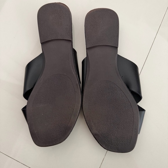 Seychelles Black Cross-Strap Sandals - Picture 2 of 3